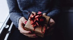 Karwa Chauth Financial Gift Ideas: इस करवा चौथ पत्नी को उपहार में दें ये फाइनेंशियल गिफ्ट, खत्म होगी पैसों की टेंशन