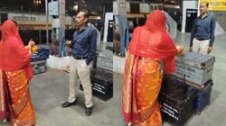 स्टेशन पर लोको पायलट पति का चेहरा देखकर तोड़ा व्रत, करवा चौथ के दिन नहीं मिली थी छुट्टी, अब अनोखा Video हो रहा Viral