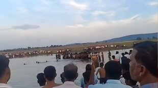 mp news | khandwa news | madhya pradesh | tractor trolly overturn