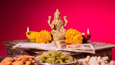 धन-समृद्धि के लिए आज शरद पूर्णिमा पर करें इस आरती और चालीसा का पाठ