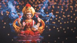 इन 3 भाग्यशाली राशियों पर मां लक्ष्मी हमेशा रहती हैं प्रसन्न, जीवन में कभी नहीं होती धन की कमी, कहीं ये आपकी राशि तो नहीं