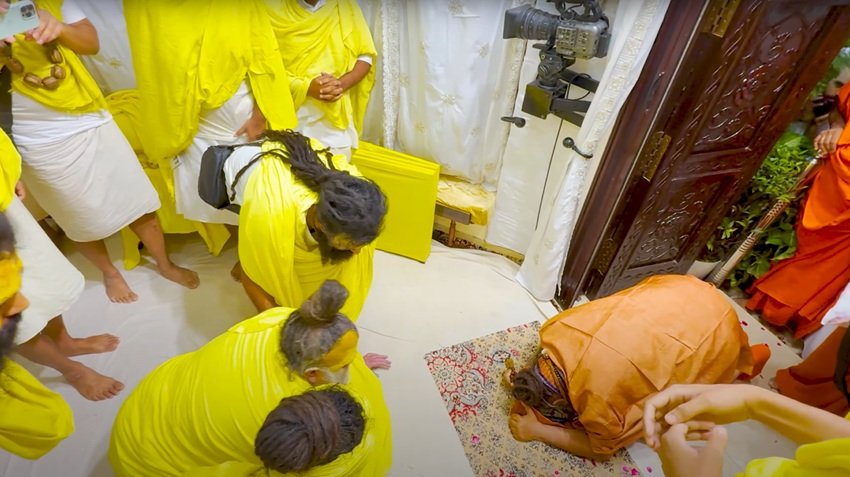 Malook Peeth Shri Rajendra Das ji Meets Premanand Ji Maharaj in Vrindavan, Video Goes Viral