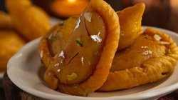 दिवाली पर बनाएं मावा की गुजिया, घर आए मेहमानों को भी आएगा पसंद