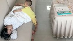 सोफे पर सो गई गर्भवती मां, ठंड ना लगे इसलिए चादर ओढ़ाने लगा छोटा बेटा, भावुक कर रहा Viral Video