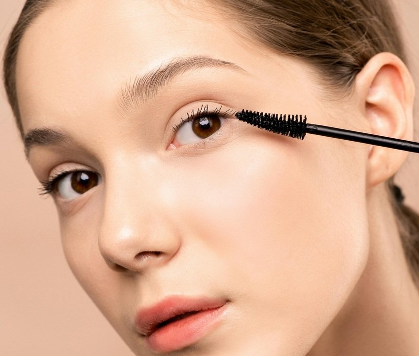 Natural Eyelash Growth Serum You Can Make in Minutes