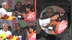 ‘ई गजब आदमी है भाई’, मना करने के बावजूद नीतीश कुमार ने महिला प्रत्याशी पहना दी माला, तेजस्वी ने उठाए तबीयत पर सवाल