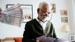 बिहार में हर महीने बुजुर्गों को मिलते हैं 1100 रुपये, जानें कैसे कर सकते हैं इस योजना में आवेदन, आसान तरीका