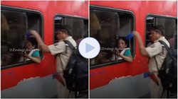 ट्रेन की विंडो सीट पर बैठी महिला के हाथ से पुलिसवाले ने छीन लिया मोबाइल, फिर भी लोग पुलिसवाले की ही कर रहे तारीफ