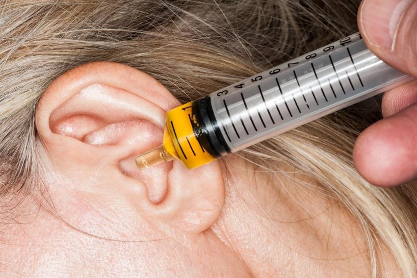Putting oil in ears