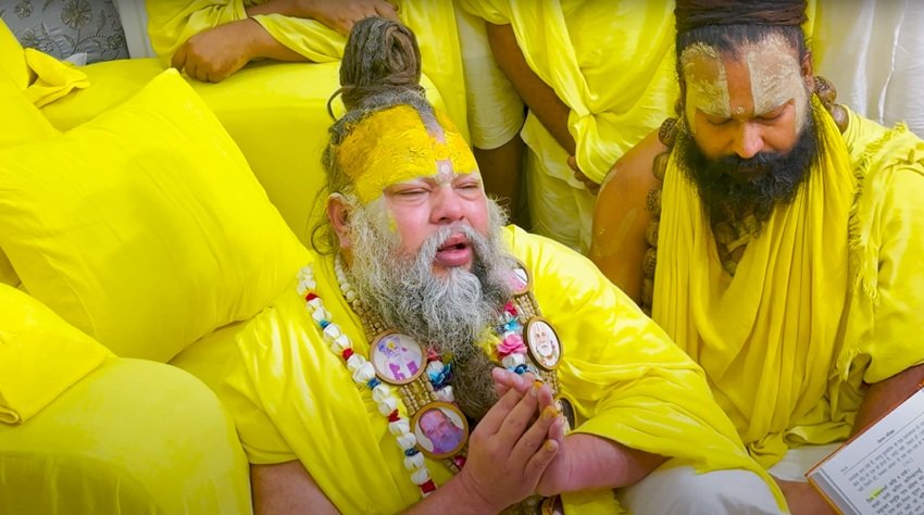 Rajendra Das Ji Maharaj Visits Vrindavan Radha Keli Kunj Sings Bhajans and Blesses Swami Premanand Ji