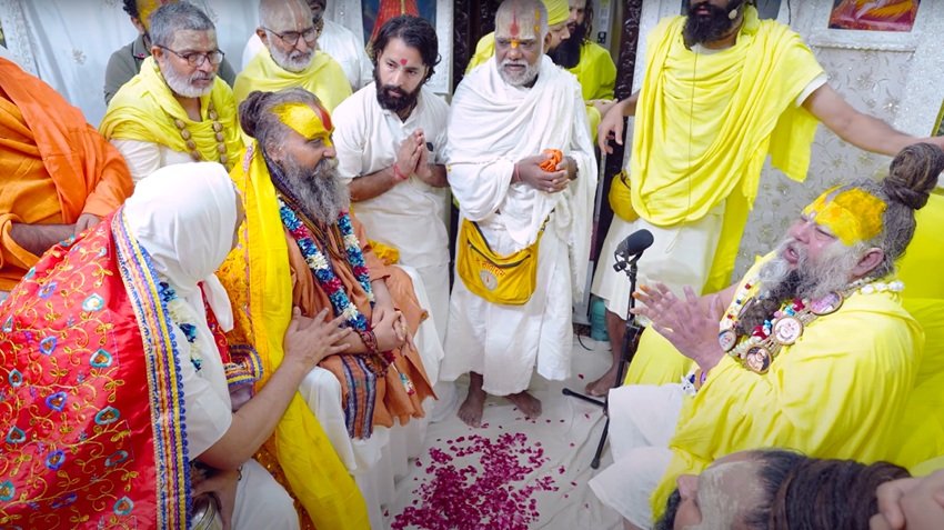 Saints Unite in Bhakti Swami Premanand and Rajendra Das Ji Maharaj Heartfelt Meeting Goes Viral