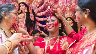 Sindoor Khela: सिंदूर खेला पर पहनें ये ट्रेंडी बंगाली साड़ी, यहां देखें बेस्ट डिजाइन्स
