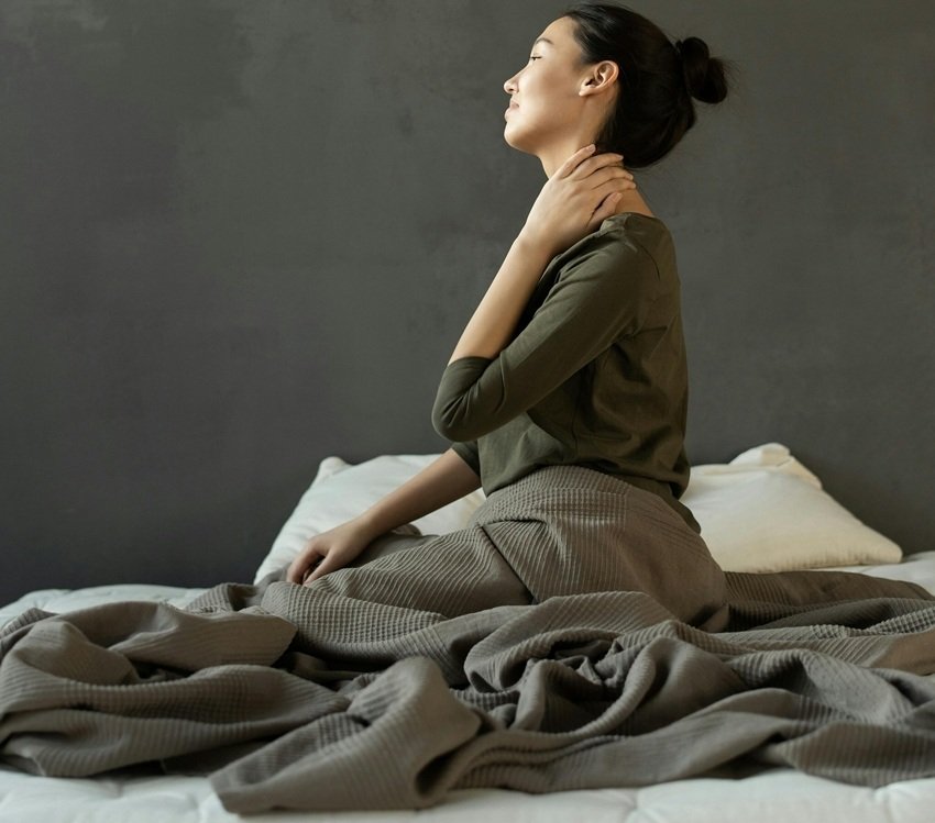 Sleeping Without a Pillow Healthy Habit or Risky Choice