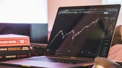 Stock Market Holiday: आज शेयर बाजार बंद है या खुला? जानें गांधी जयंती और दशहरा पर NSE-BSE में काम होगा या नहीं