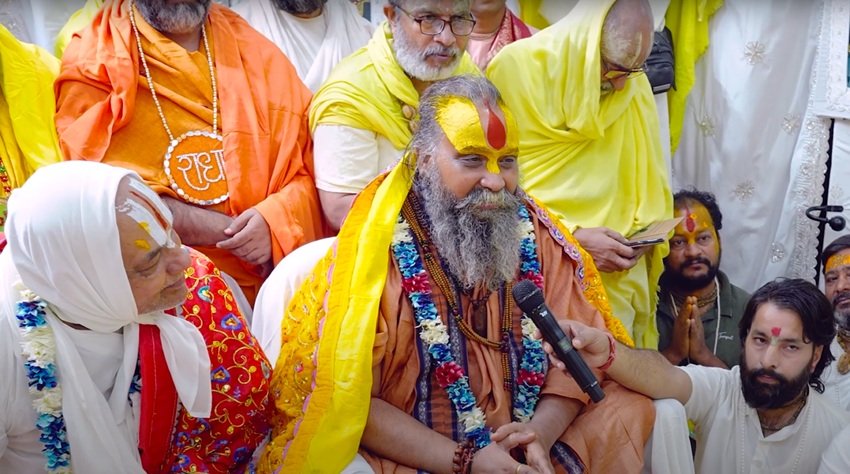 Swami Premanand Ji Welcomes Rajendra Das Ji with Devotion Washes His Feet and Offers Prayers