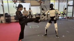 अब Robot भी कर सकता है Kung Fu! मस्क ने दिखाया टेस्ला के रोबोट का फाइटर टैलेंट, शेयर किया हैरतअंगेज वीडियो