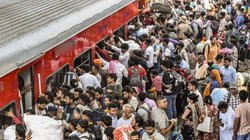 नौकरी, पलायन और बिहारी होने का ‘भार’, बिहार जाने वाली ट्रेन में योगी की भी हो रही चर्चा