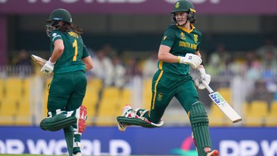 साउथ अफ्रीका ने आखिरी 10 ओवर में ठोके 117 रन, रच दिया इतिहास