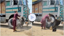 इस महिला की मेहनत और हौंसले को सलाम, कड़ी धूप में फटाफट रिपेयर कर दिया टायर पंक्चर; देखें वायरल वीडियो