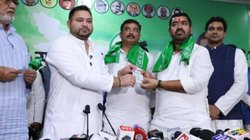 Bihar Election 2025: ‘तेजस्वी यादव मेरे बड़े भाई जैसे’, JDU सांसद के बेटे ने थामा RJD का दामन