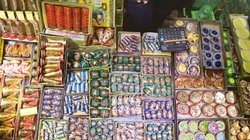 छापेमारी से डरे व्यापारी, तमिलनाडु से आने वाले पटाखों को दिल्ली में नहीं मिल रही एंट्री, अधर में लाइसेंस रिनिवल