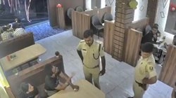‘बहन है मेरी…’, बिहार के रेस्टोरेंट में बैठे लड़का-लड़की को देखकर दादागिरी करने लगे दारोगा, बहस का Video Viral, अब हुए सस्पेंड