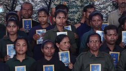 छत्तीसगढ़ में 208 नक्सलियों ने सुरक्षाबलों के सामने किया आत्मसमर्पण, हाथों में पकड़ी संविधान की कॉपी