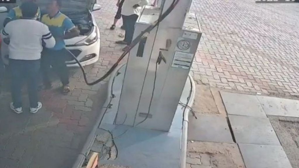SDM, SDM viral video, refuelling dispute, petrol pump