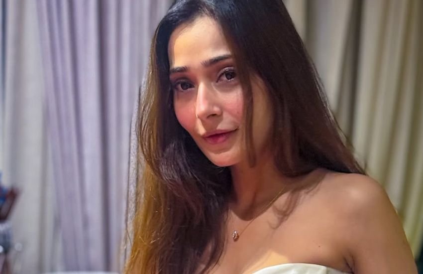 Actress Sara Khan