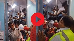 माइक लेकर ट्रेन में चढ़ा रेलवे कर्मचारी, फिर कही ऐसी बात सुनकर यात्री बजाने लगे ताली, देखिए Viral Video