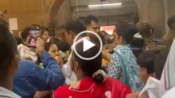 बांके बिहारी मंदिर में श्रद्धालुओं और पुलिस के बीच जमकर चले लात-घूसे, हाथापाई का Video Viral