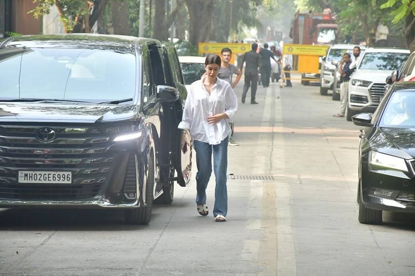 Bollywood celebrities pay respects