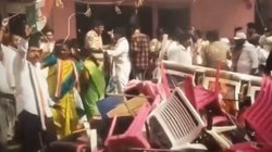 तेलंगाना में कांग्रेस कार्यकर्ताओं ने किया बीआरएस के ऑफिस पर हमला, फर्नीचर में लगाई आग