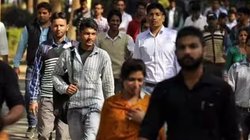 दुनिया मेरे आगे: शोर-शराबे का दौर, खोती हुई आवाजें, क्या हम ठहरकर खुद को देख पाएंगे? गैजेट्स के बीच अकेला इंसान