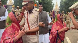 पासिंग आउट परेड के बाद बेटे ने पहनाई अंगूठी तो छलक पड़े मां के आंसू, लाल की सफलता की खुशी में पिता भी दिखे गदगद, देखें Viral Video