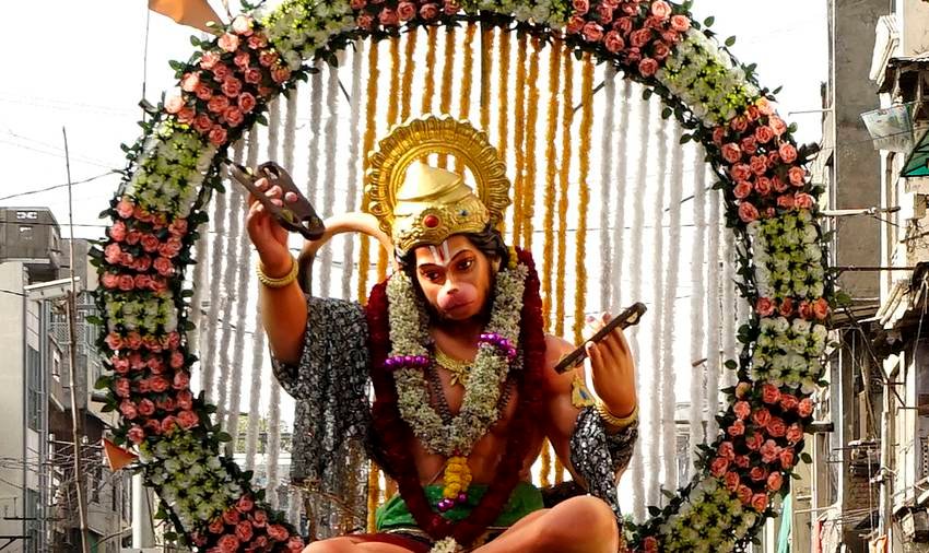 Can females pray to Hanuman