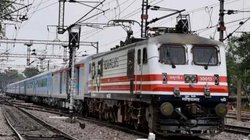Indian Railways: चलती ट्रेन में बीमार पड़ गए? ऐसे मिलती है डॉक्टर सुविधा, जानें कितना लगता है शुल्क