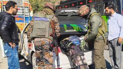 दिल्ली धमाकों के बाद कश्मीर में पुलिस की ताबड़तोड़ छापेमारी, हिरासत में लिए गए सैकड़ों लोग