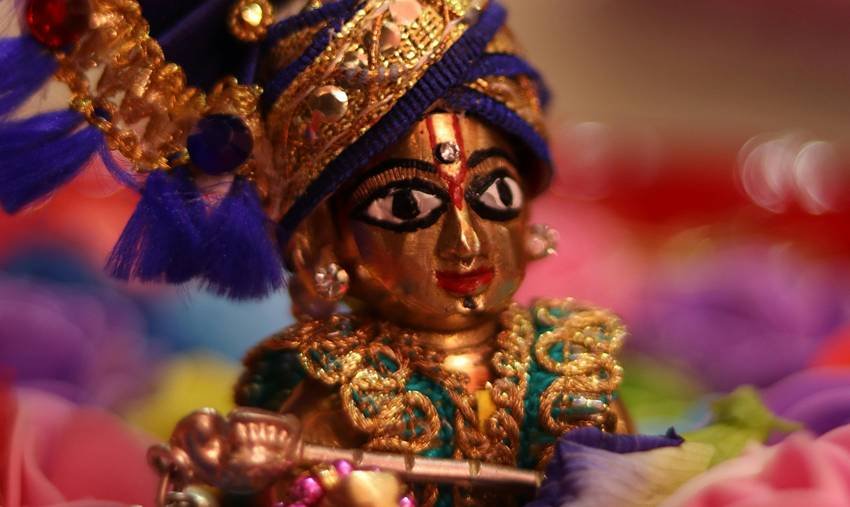 Laddu Gopal shringar photos right or wrong