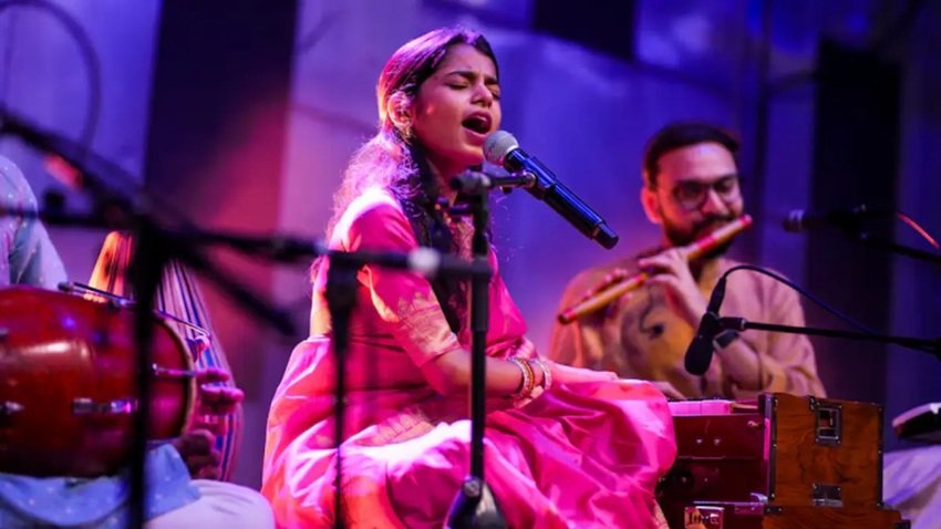 Maithili Thakur income