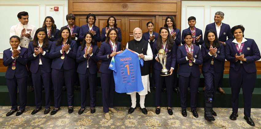 Narendra Modi and India Cricket women's Team