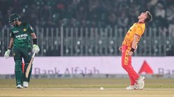 जिम्बाब्वे के खिलाफ भी नहीं चले बाबर, नवाज के ऑलराउंड प्रदर्शन से पाकिस्तान ने जीत से की त्रिकोणीय सीरीज की शुरुआत