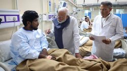 लाल किले धमाके में घायलों से मिले पीएम मोदी, भूटान यात्रा से लौटते ही सीधे पहुंचे अस्पताल
