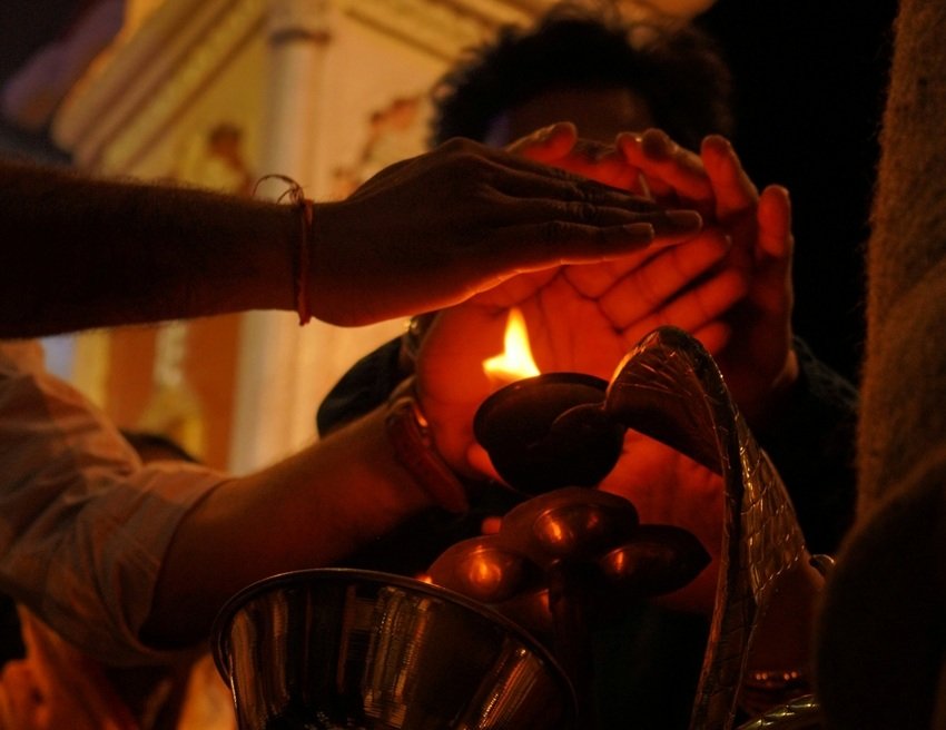 Reason behind circular motion in Aarti