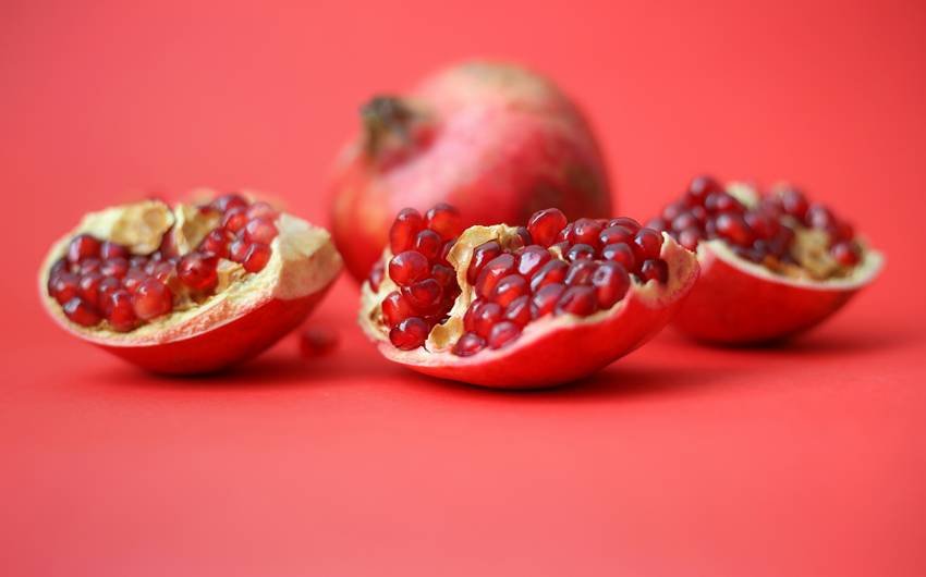right way to eat pomegranate