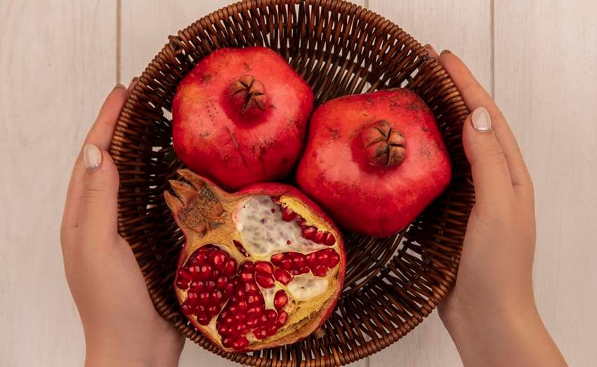 best way to cut pomegranate