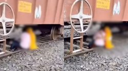 पटरियों पर बैठकर इश्क फरमा रहा था कपल, तभी चल पड़ी रेल और फिर जो हुआ, Viral Video देख चौंक गए यूजर्स