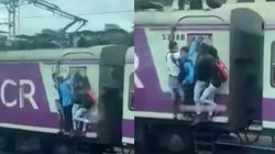 ट्रेन की गेट पर लटक-कर यात्रा कर रहे थे यात्री, तभी एक पैसेंजर का पोल से टकराया हाथ और फिर, कमजोर दिल वाले न देखें यह Viral Video