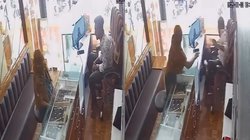 महिला ने दुकानदार की आंखों में डाला लाल मिर्च पाउडर, गहने लेकर लगी भागने और फिर जो हुआ, Viral Video देख इंटरनेट की जनता दंग