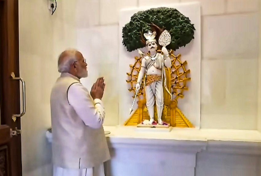 Saffron Flag Hoisted atop Ram Mandir in Ayodhya; PM Modi and RSS Chief Mohan Bhagwat Attend